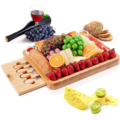 Slank bamboe kaas bord met mes en vork en 2 keramische schalen 44x33x4cm rechthoekig